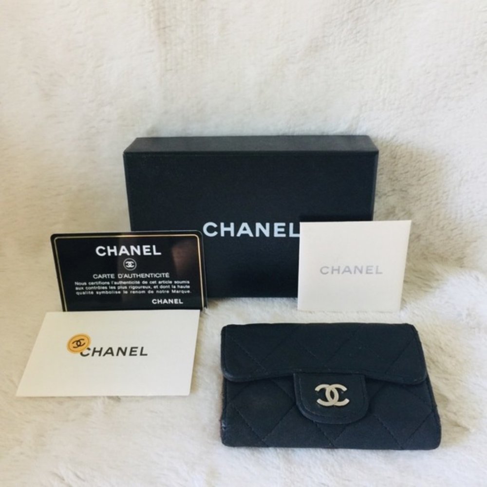 CHANEL wallet with 4 key hooks